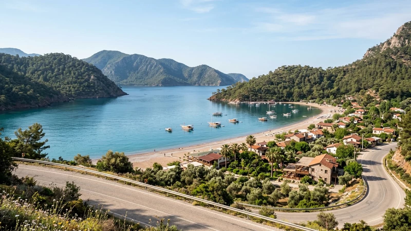 Votre taxi transfert Kemer vous emmène à Adrasan, révélant une baie abritée, une plage calme et des collines boisées.