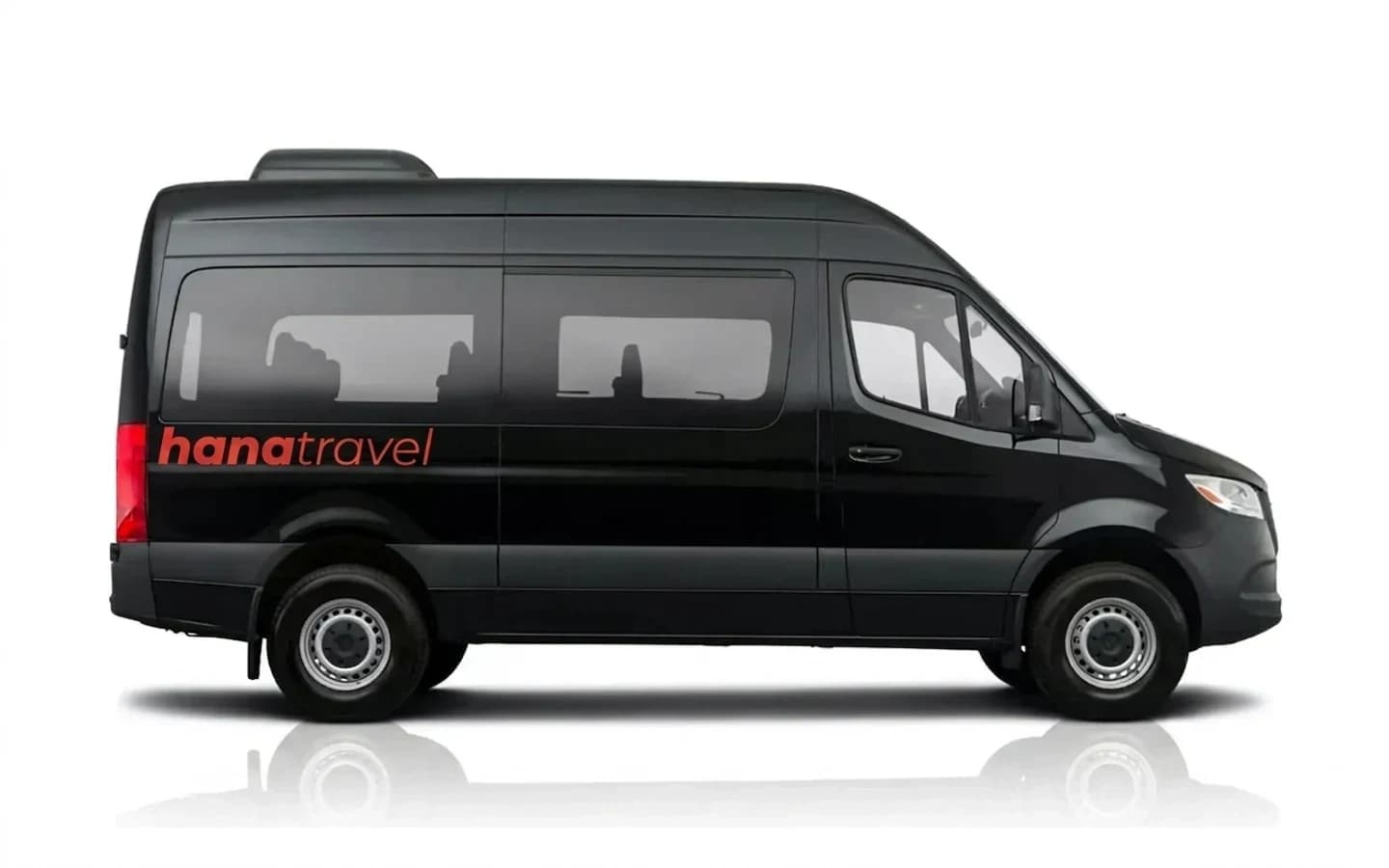 Черный Mercedes-Benz Sprinter на белом фоне используется как такси в отели Кемера для перевозки тринадцати пассажиров.