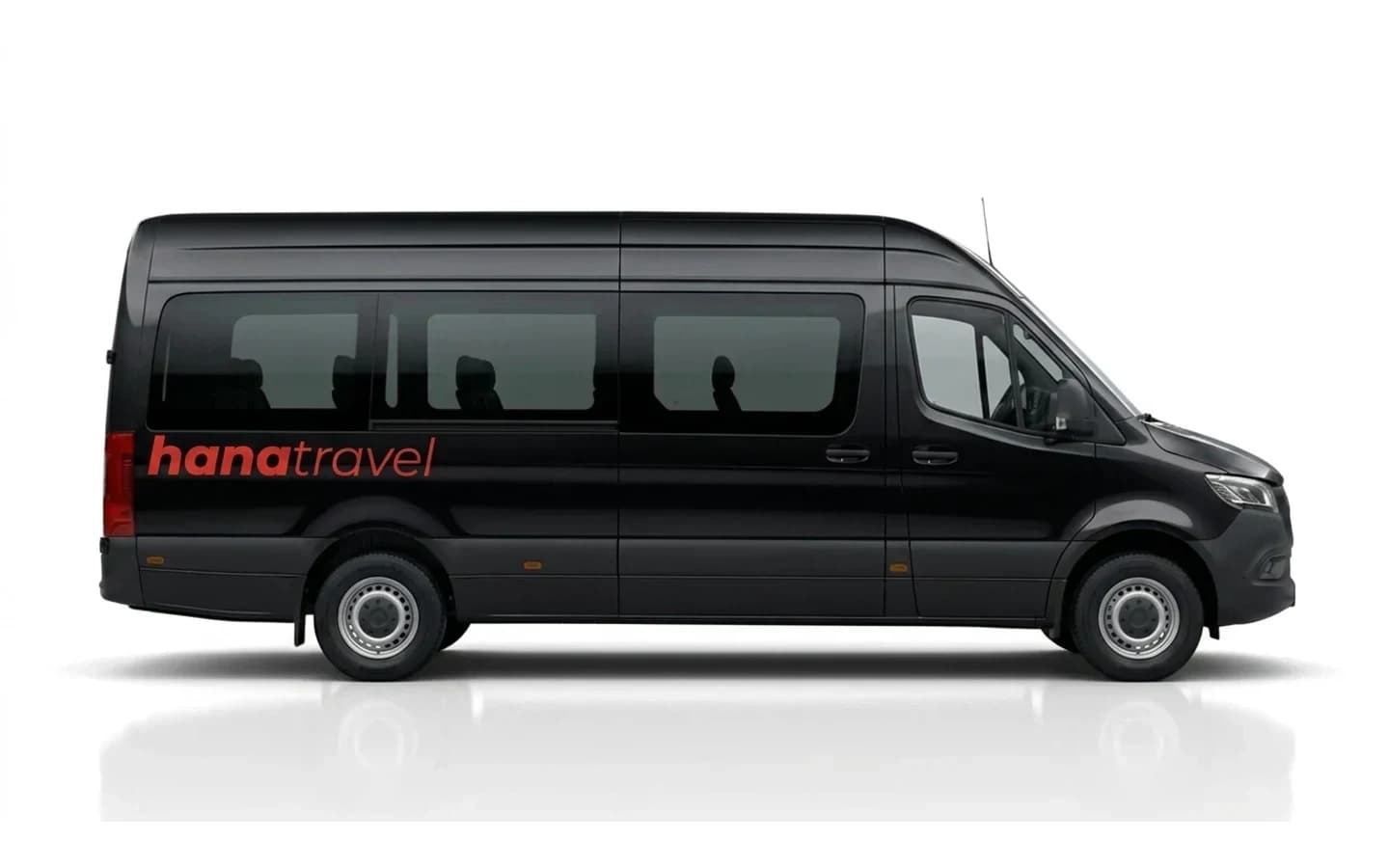 Een zwarte Mercedes-Benz Sprinter 516 op een witte achtergrond, gebruikt als voertuig voor Kemer taxi transfer.
