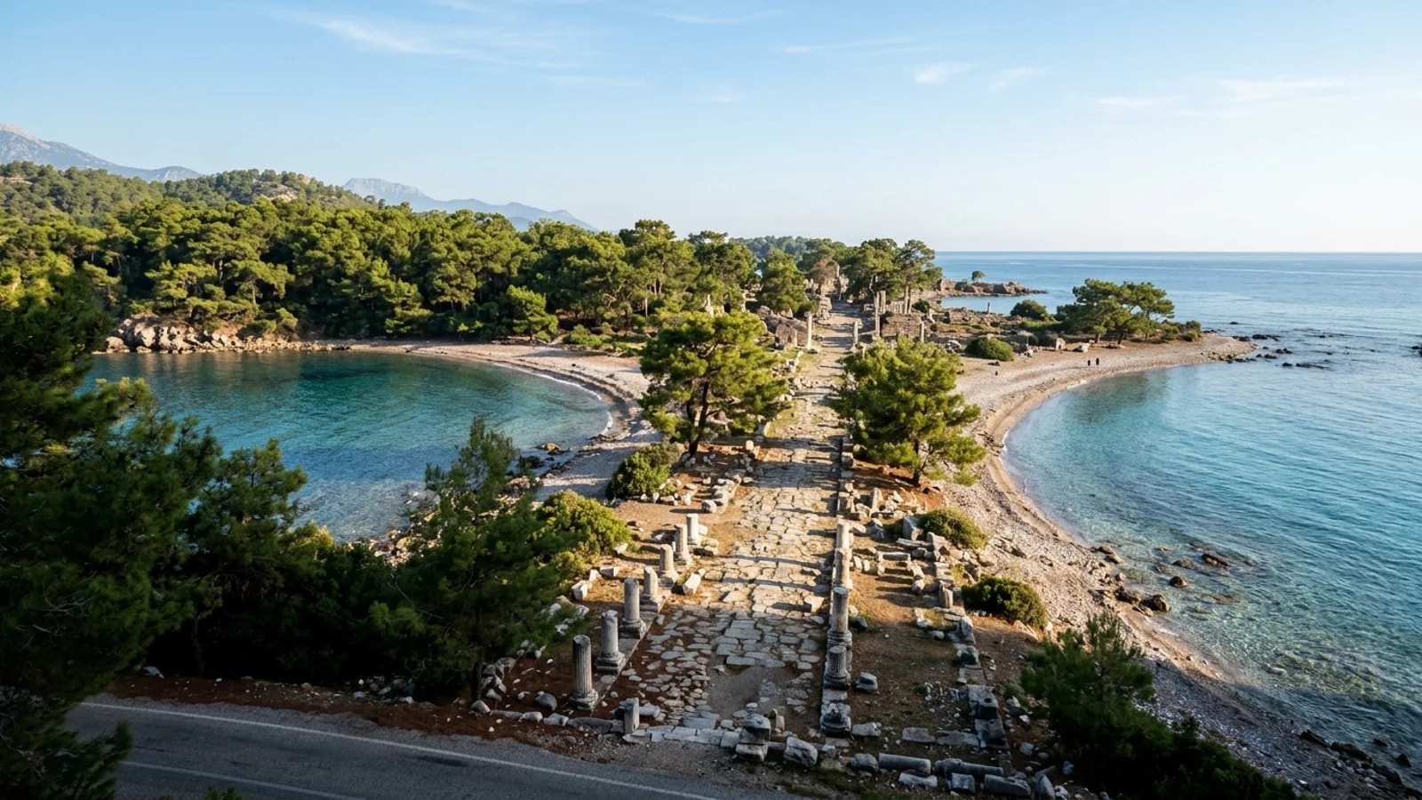 Avec un taxi transfert Kemer, découvrez Phasélis et sa rue pavée en ruine entre deux baies bordées de pins.