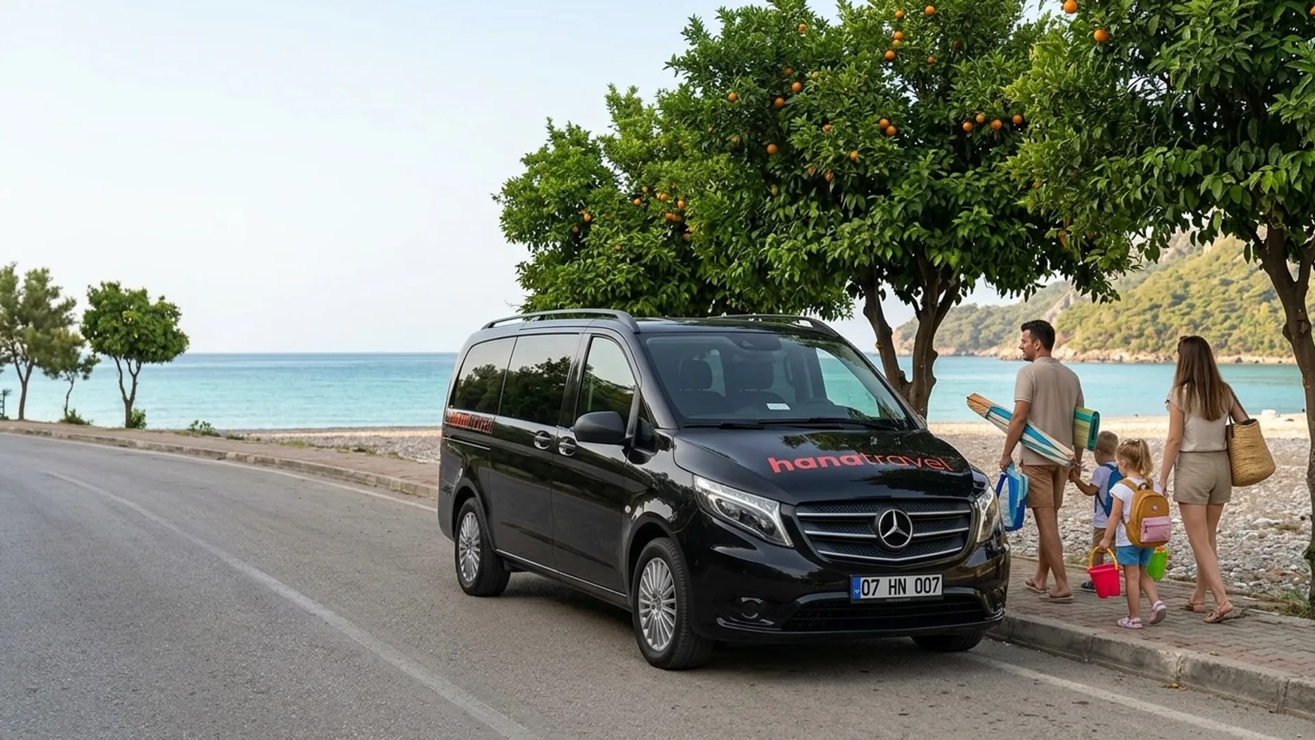Auch die hinteren Buchten sind nur eine Fahrt Familie trägt Strandtaschen vom schwarzen Hana Travel Vito zum langen Kieselstrand von Çıralı, rundum Orangenhaine und bewaldete Hügel – Kemer Taxi Transfer