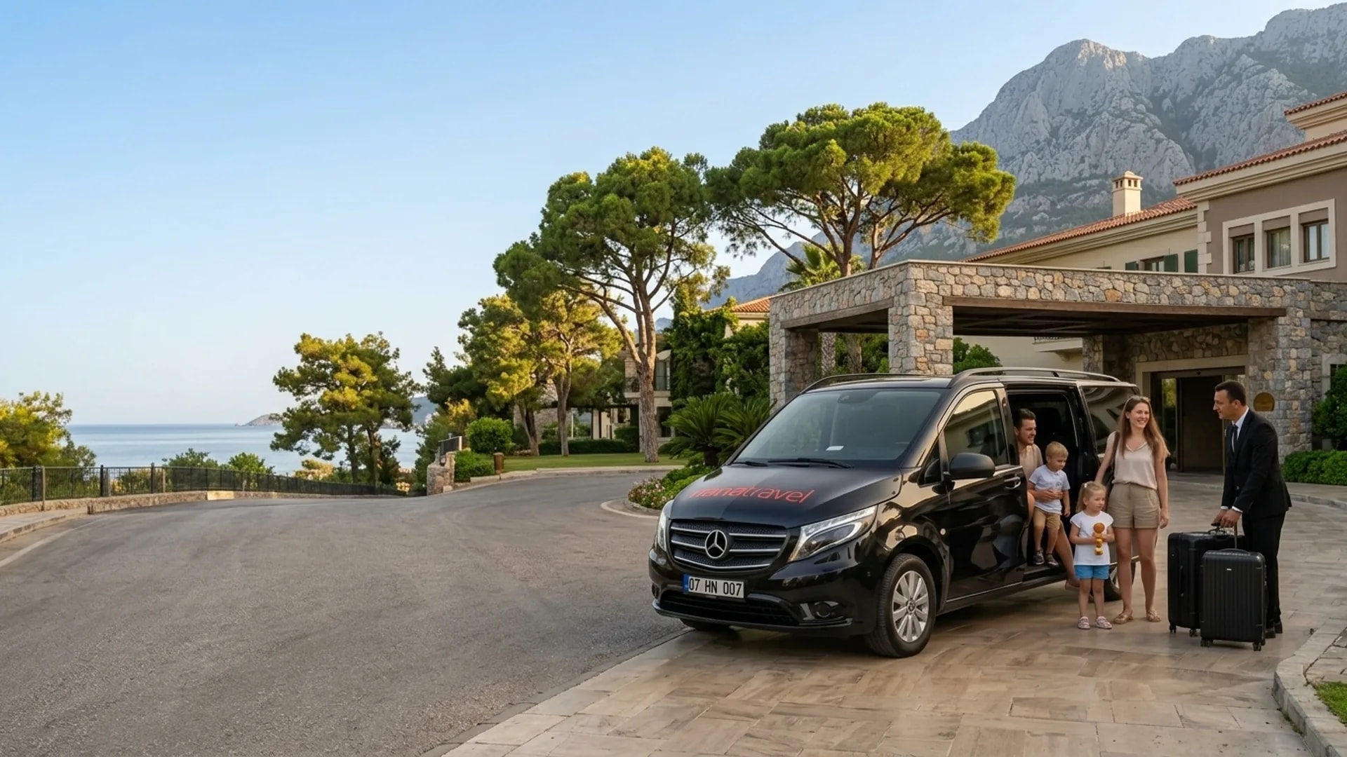 Der Urlaub beginnt an der Hoteltür Familie mit zwei Kindern begrüßt den Fahrer neben dem schwarzen Hana Travel Vito vor einem Hotel in Kemer, dahinter Pinien und kahler Taurusfels – Taxi zu den Hotels in Kemer